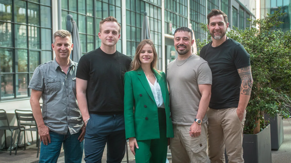 Der Mönchaltorfer Jonny Billeter (links) gründete zusammen mit Unternehmer Jo Dietrich, Unternehmerin Yaël Meier, Entertainer Zeki Bulgurcu und Comedian Manu Burkart (von links) die videobasierte Job-App Jobshot. Vier Männer und eine Frau (Mitte) stehen vor einem Gebäude und schauen in die Kamera.